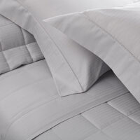 Damask Stripes Ref. 24319 – Detalhe Fronha – 018 – CINZA