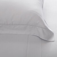 Damask Stripes Ref. 24319 – Detalhe Fronha – 018 – CINZA