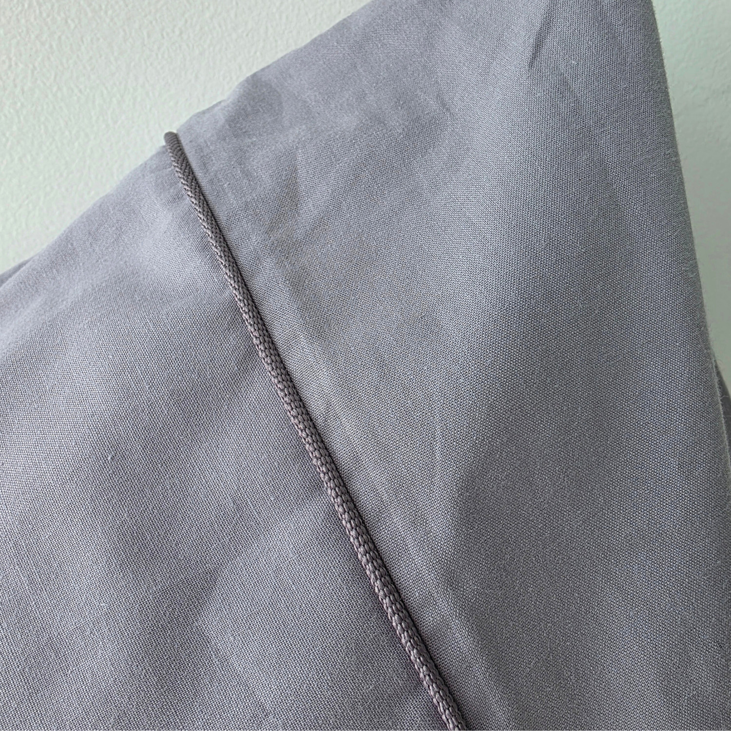 fronha cinza detalhe